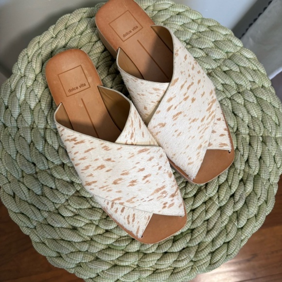 New Dolce Vita Capri White/Tan Spot Calf Hair Slip On Platform Sandals Size 7.5 - Picture 3 of 7